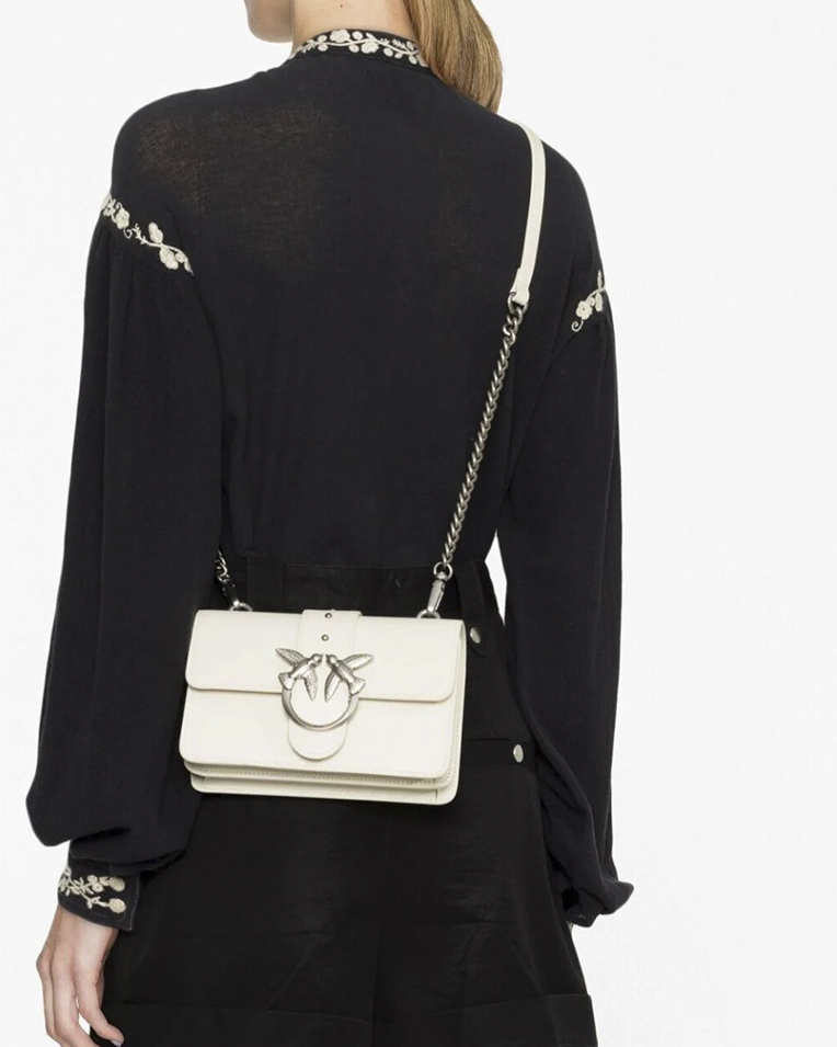 Сумка Pinko Mini Love Bag One Simply через плечо с серебряной фурнитурой в гладкой коже белая 21x14х6 см 100059A0F1Z14O