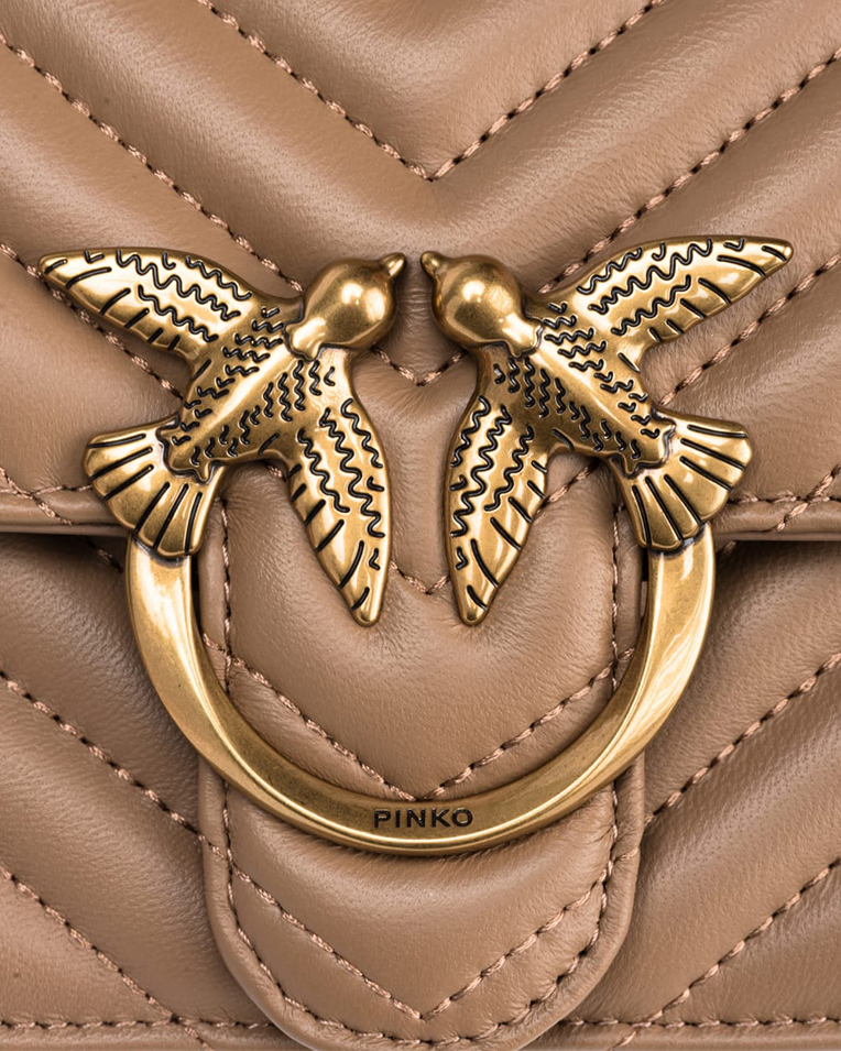 Сумка Pinko Mini Love Bag One Chevron через плече із золотою фурнітурою у стьобаній шкірі бежевий 12x7х21 см 100074A0GKD01Q