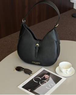 Сумка Ermanno Firenze Hobo Bunny small, через плечо черный 27x8х18 см 12402288