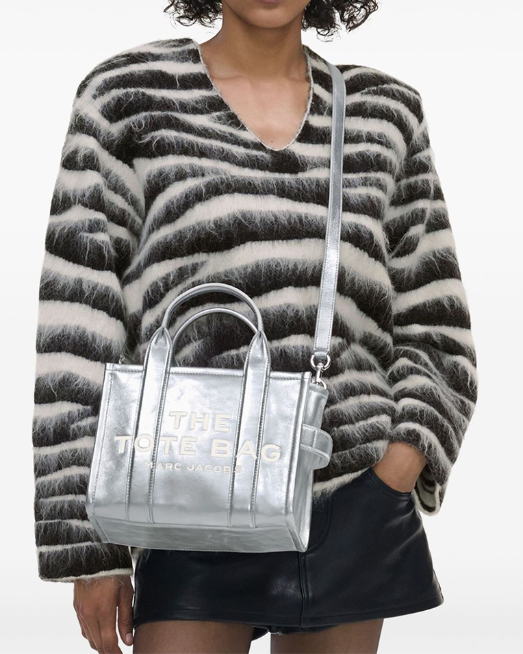Сумка Marc Jacobs The Metallic Leather Small Tote Bag, тоут зернистая кожа серебристый 26x13х21 см 2F3HTT004H01039