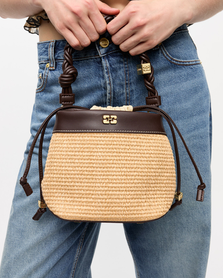 Сумка Ganni Bou Bucket Bag Raffia рафія коричневий 18x13х18,5 см A6611 Сумка Ganni Bou Bucket Bag Raffia рафія коричневий 18x13х18,5 см A6611