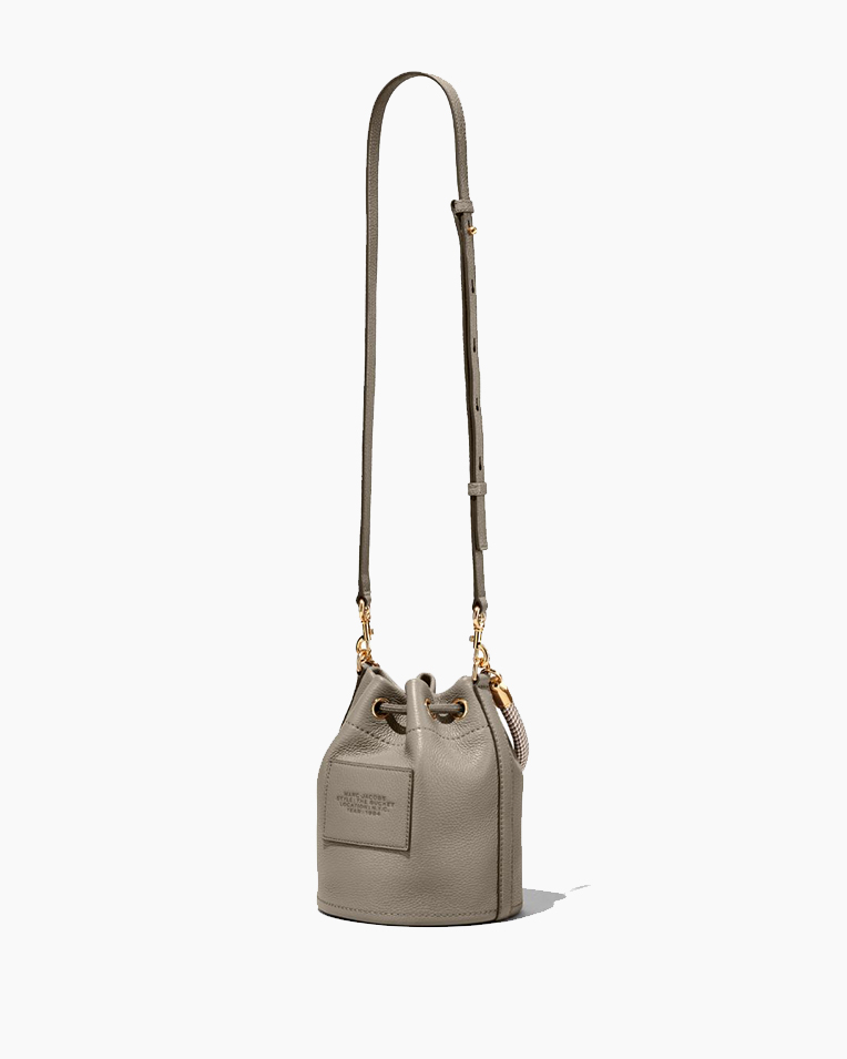 Сумка Marc Jacobs The Leather Bucket bag, торба через плечо зернистая кожа серый 16x16х21 см H652L01PF22055 Сумка Marc Jacobs The Leather Bucket bag, торба через плечо зернистая кожа серый 16x16х21 см H652L01PF22055