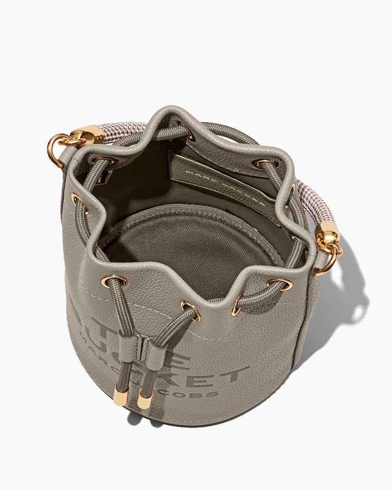 Сумка Marc Jacobs The Leather Bucket bag, торба через плечо зернистая кожа серый 16x16х21 см H652L01PF22055 Сумка Marc Jacobs The Leather Bucket bag, торба через плечо зернистая кожа серый 16x16х21 см H652L01PF22055