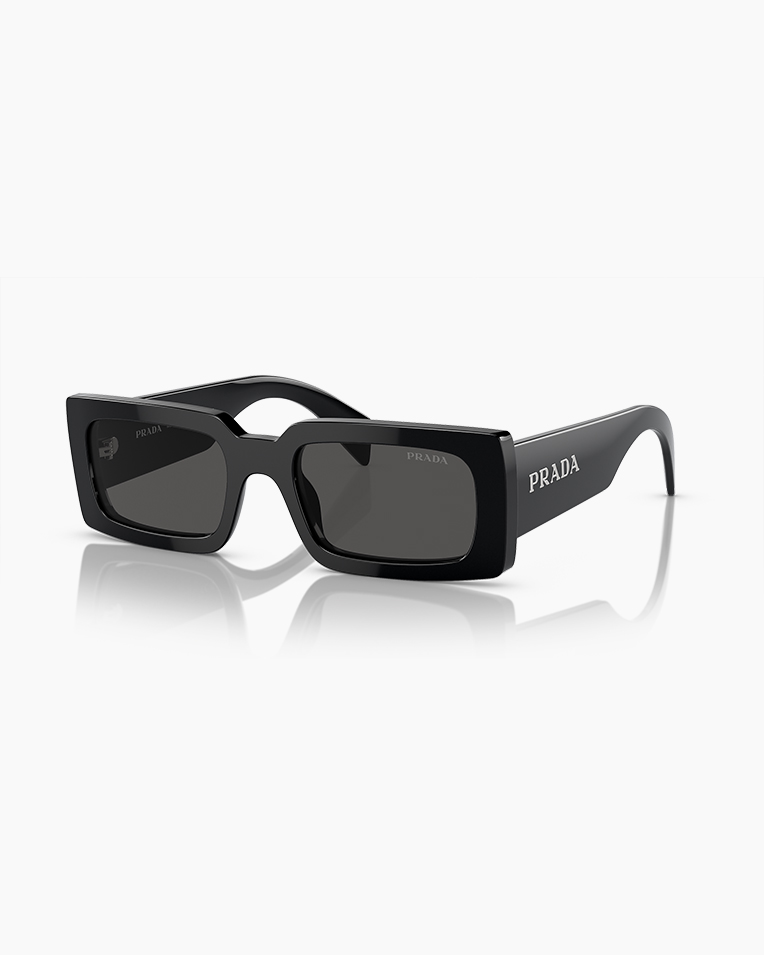 Солнцезащитные очки прямоугольные Prada PR A07S в черной оправе 1AB5S0 52-20