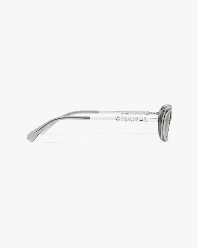 Солнцезащитные очки овальные Chanel в серой оправе 5565 C1836/87