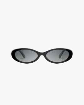 Солнцезащитные очки овальные Chanel в черной оправе 5565 C622/S8