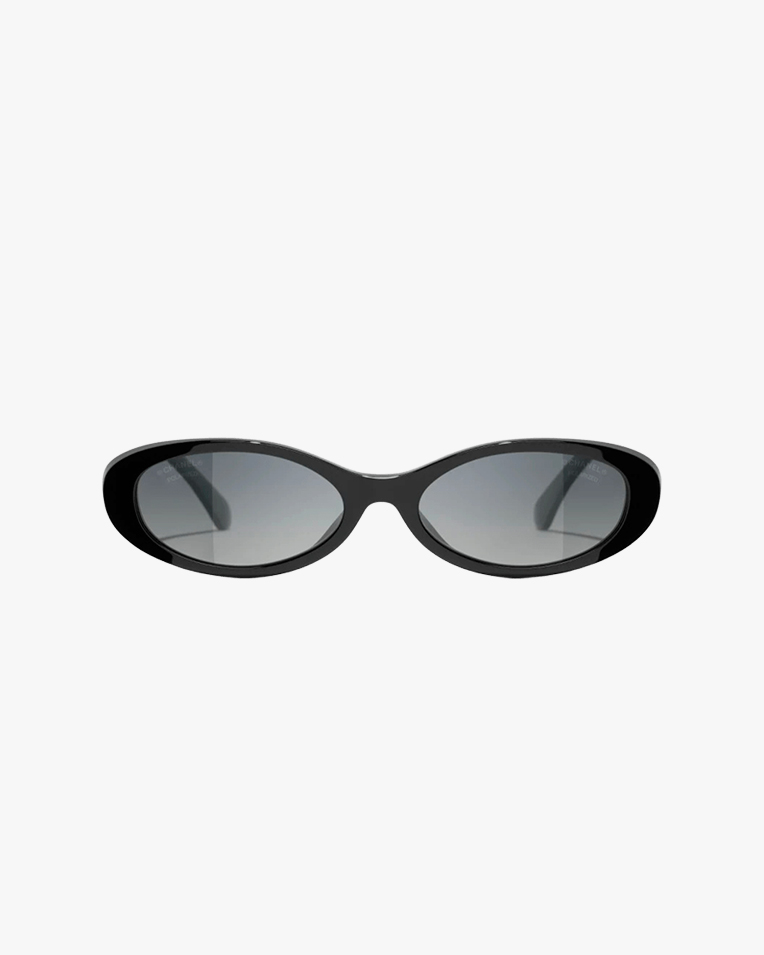 Солнцезащитные очки овальные Chanel в черной оправе 5565 C622/S8
